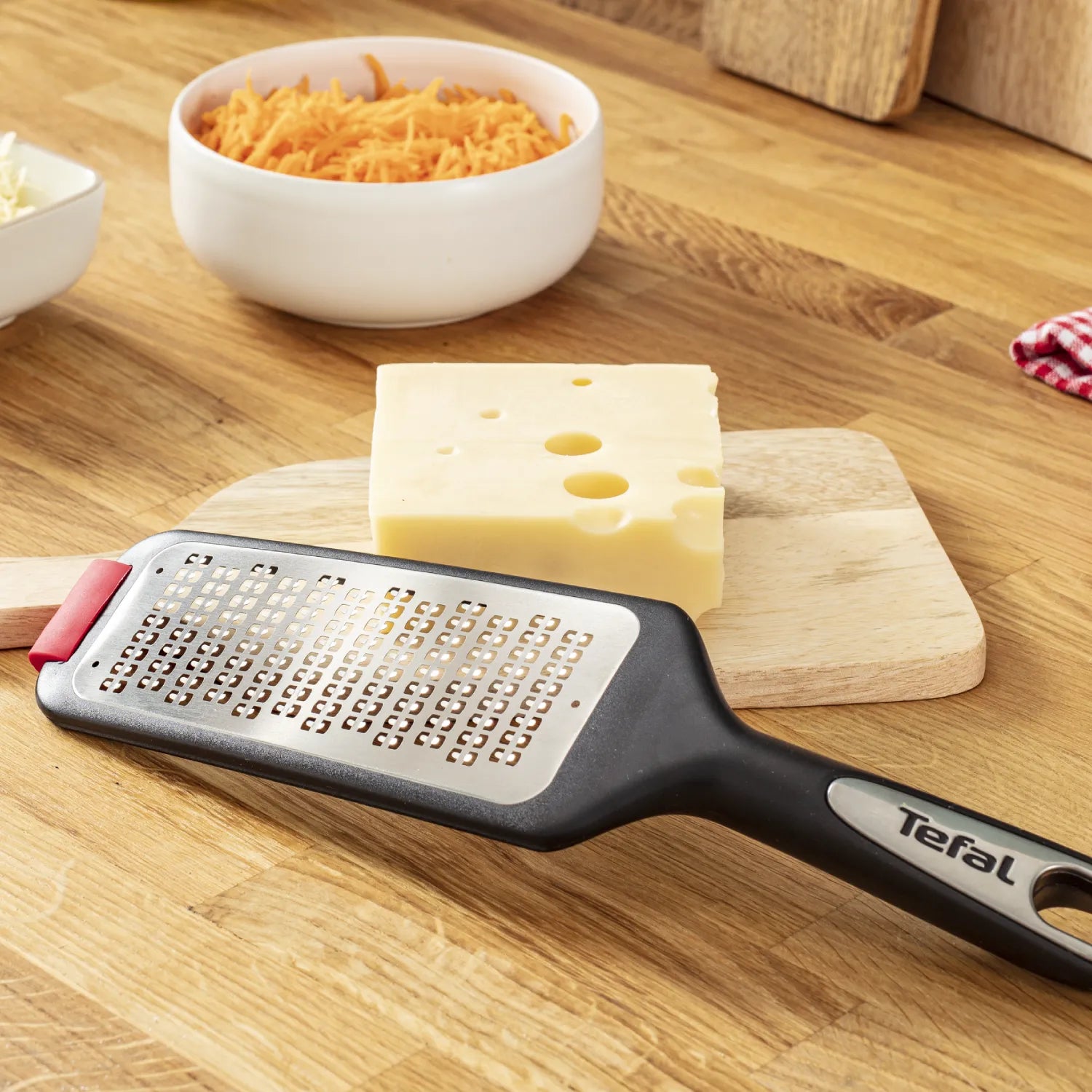 Tefal Ingenio Grater K2070714 in use
