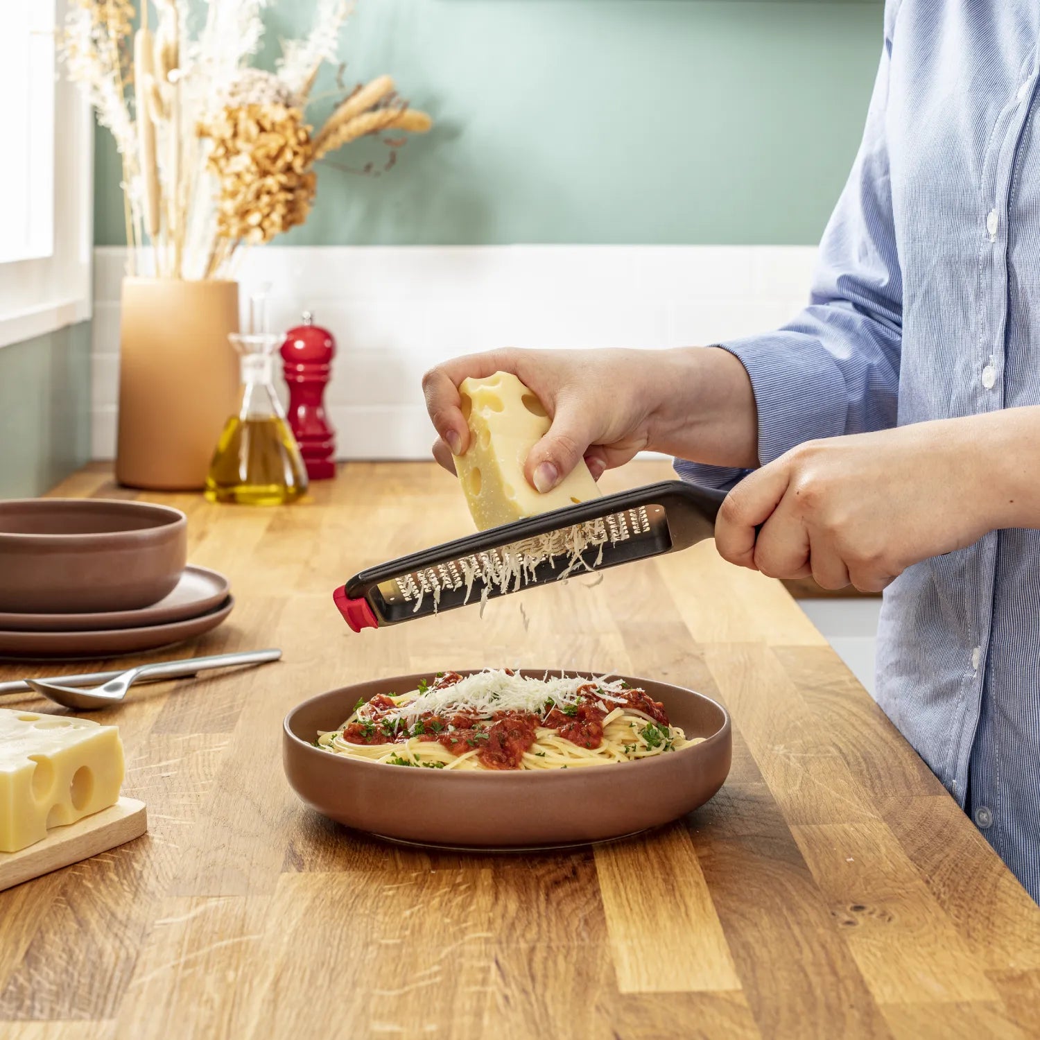 Tefal Ingenio Grater K2070714 in use grating cheese