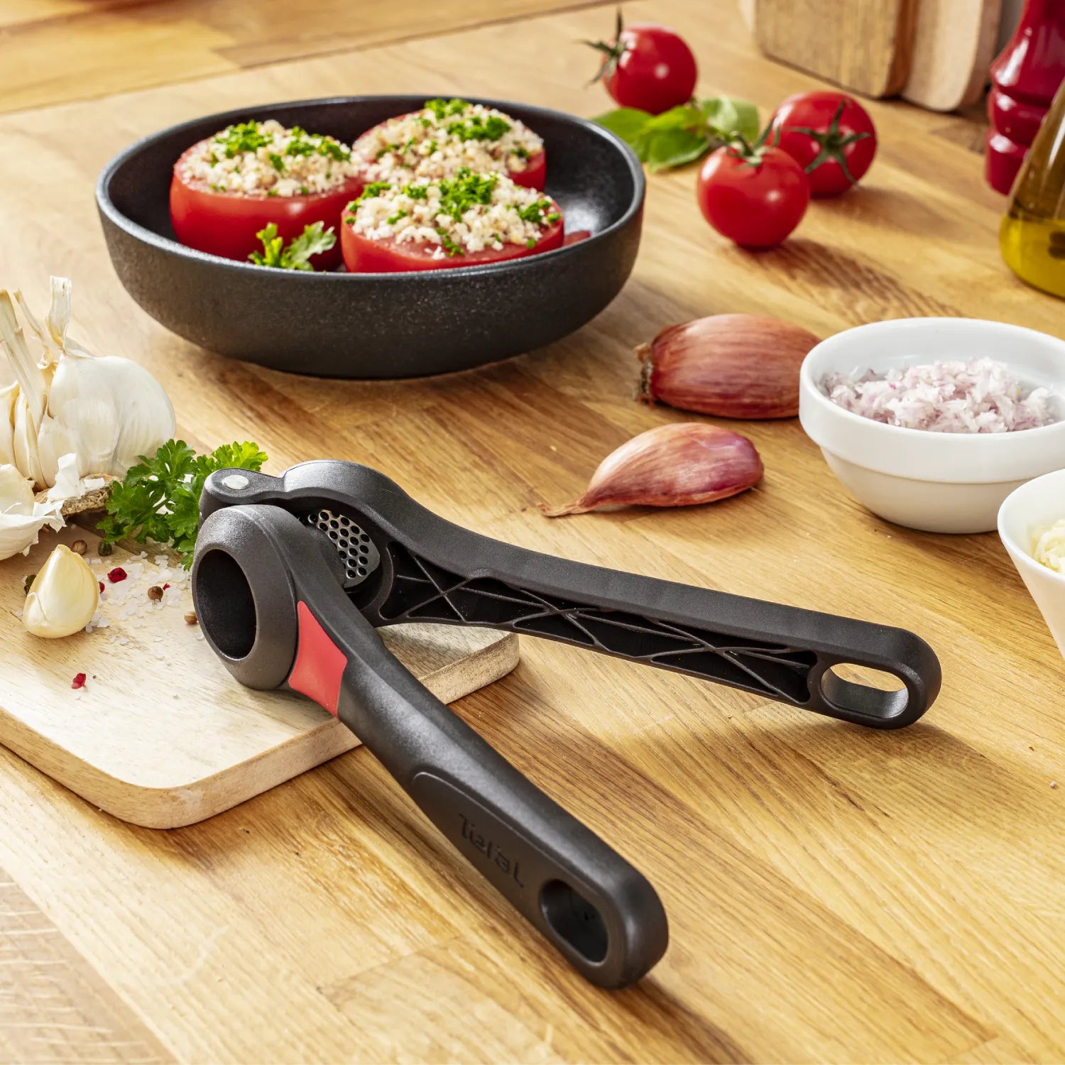 Tefal Ingenio Garlic Press K2072614 in use