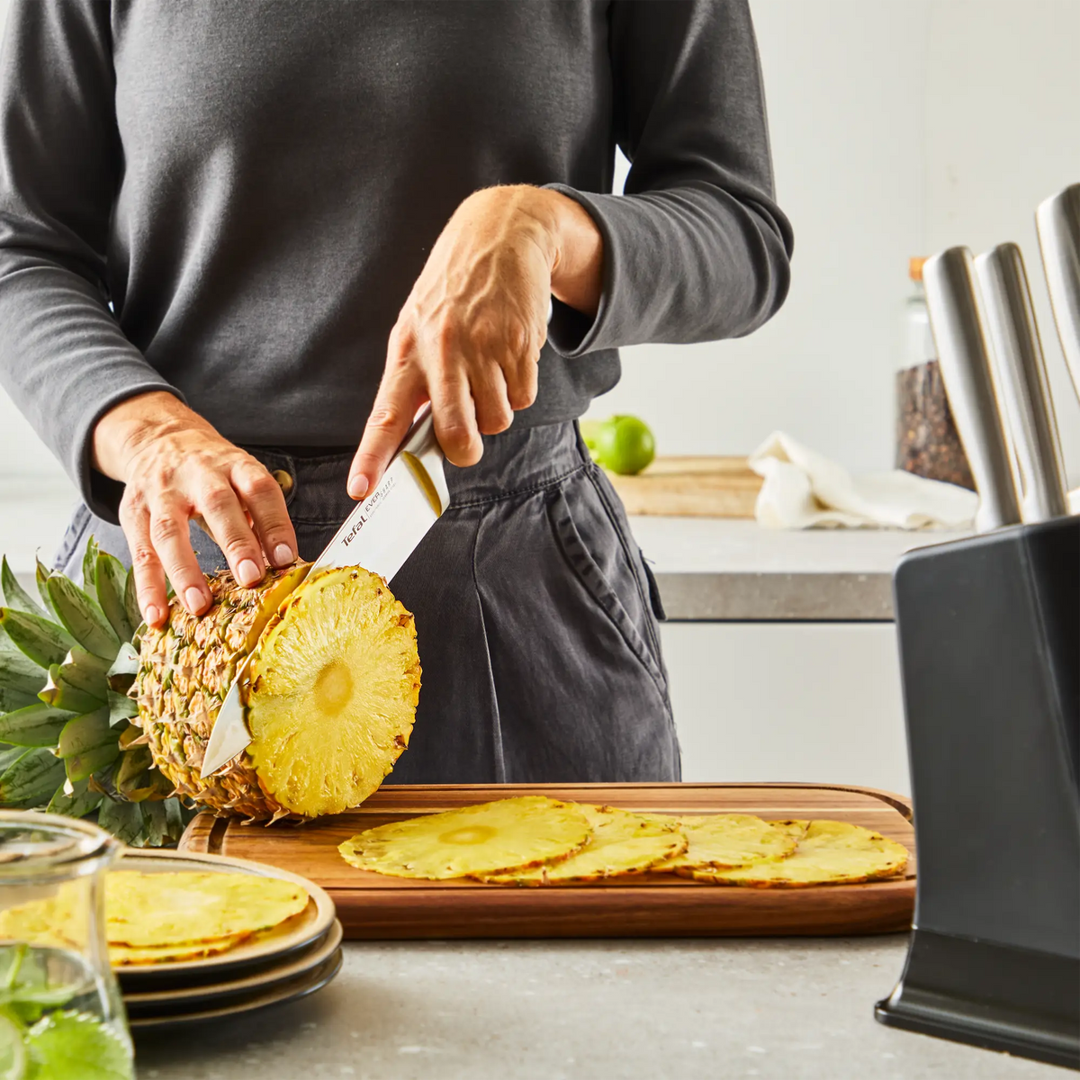 Tefal Eversharp Pro Stainless Steel Knife Block 6pc Set + Block with Integrated Sharpener - knife cutting pineapple