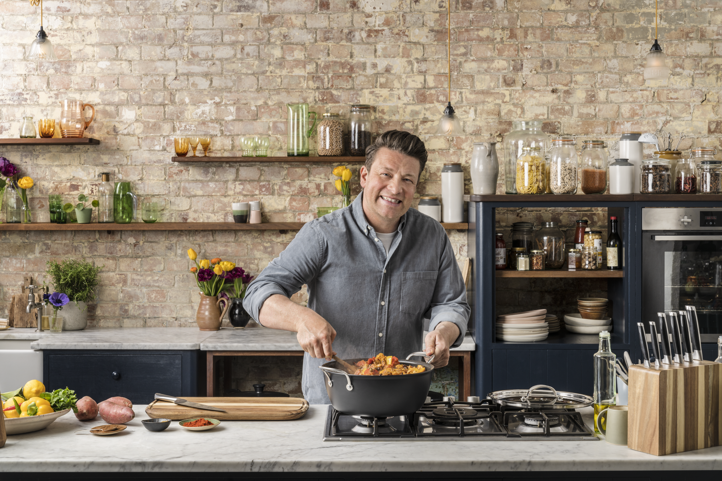 Jamie Oliver by Tefal Cooks Classic Induction Hard Anodised Big Batch Pan 30cm/7.2L + Lid